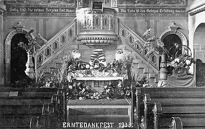 Erntedankfest 1933 in der Markuskirche, Ludwigshafen-Oggersheim. Geschmückter Altarbereich unter der Kanzel; links und rechts an den unteren Treppenaufgängen aus Ähren gestaltete Hakenkreuze. Foto: ZASP