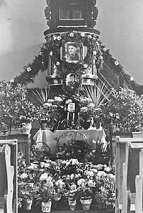 Geschmückter Altar in Kallstadt, April 1944. Foto: ZASP