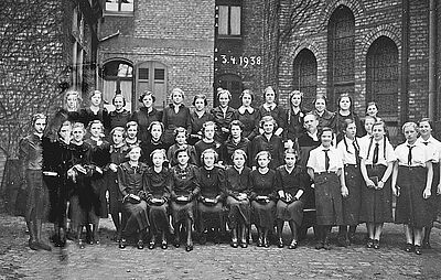 Gruppe der Konfirmandinnen vor der Apostelkirche Ludwigs­hafen mit Dekan Karl Emrich, 3. April 1938. Einige der Mädchen tragen BDM-Kleidung. Foto: ZASP