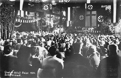 Gustav-Adolf-Fest in Schifferstadt, 1934. Der Festsaal ist mit Hakenkreuzfahnen geschmückt. Foto: ZASP