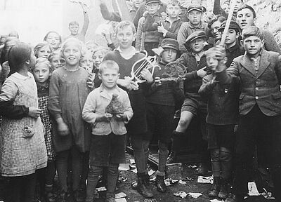 Kinder plündern nach der Zerstörung der Ruch­heimer Synagoge am Tag nach der Reichs­pogr­o­m­­nacht, 10. November 1938. Foto: Stadt­archiv Ludwigshafen Fotosammlung Nr. 10244.
