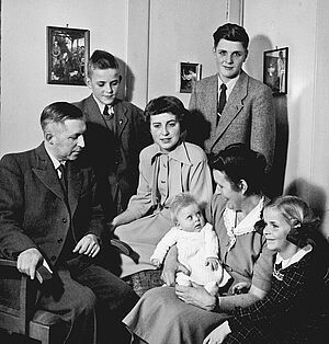 Pfarrer Walter Mannweiler und Ehefrau Antje mit ihren Kindern, Kappelen, Schweiz, 1950. Foto: ZASP.