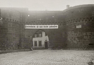Stadttor in Freinsheim mit antisemitischer Parole. Foto: Stadtarchiv Nürnberg E 39/I Nr. 2249/9.