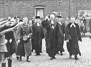 Reichsbischof Ludwig Müller (grüßend in der Mitte), vermutlich in Aachen, Winter 1933/1934. Foto: AEKR Düsseldorf 8SL 046 (Fotosammlung) 10_19330000 MuellerRB Aachen.